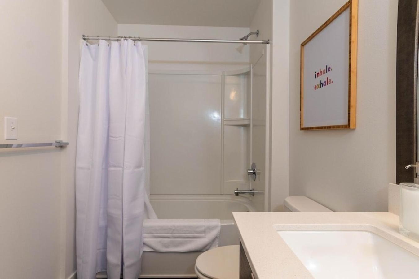 Self Check-In-Washer-Dryer-4Ksmart Tv-King Bed-Gym Tacoma Exterior foto